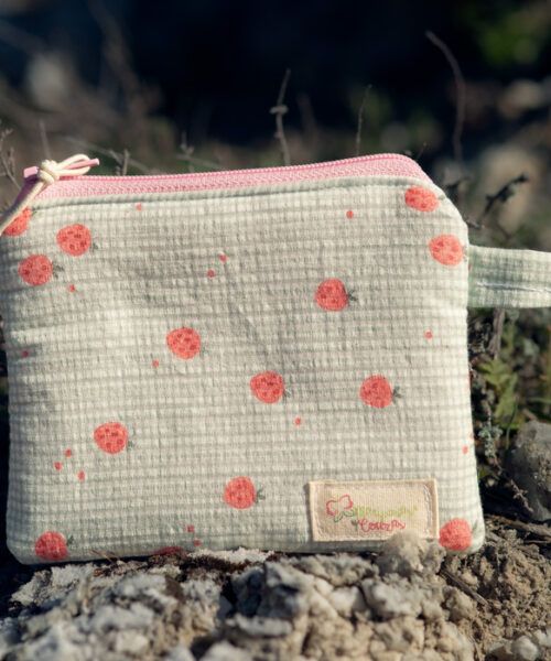 Monedero de tela verde con estampado de fresas, hecho a mano, tamaño 12 x 10 cm