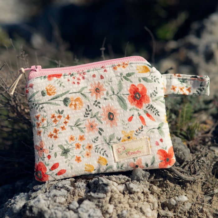 Monedero de tela floral en tonos suaves con detalles en rosa - Imagen 2