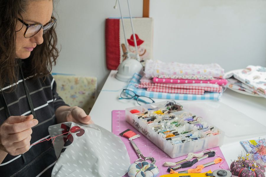 En nuestro reciente blog, Yolanda trabaja un babero a mano, reflejando pasión y detalle artesanal.