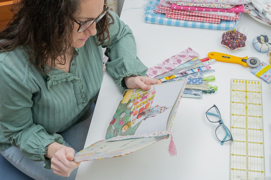 En Nuestro espacio del blog, Yoli concluye un babero cosido a mano, listo para hacer feliz a un peque.