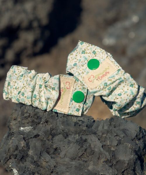 Pulsera de lactancia verde con flores.