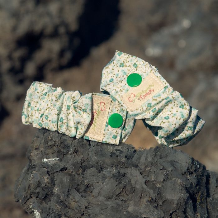 Pulsera de lactancia verde con flores.